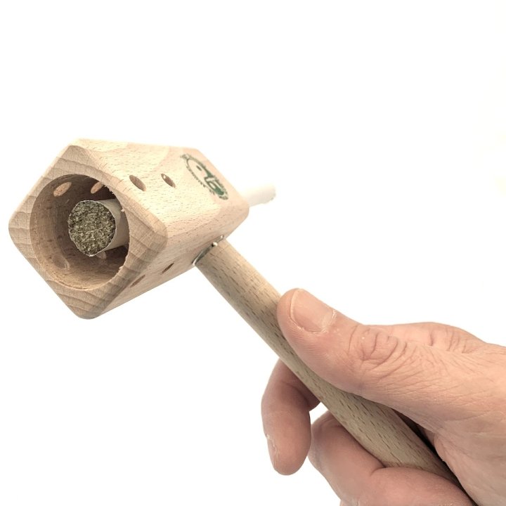 Brûloir pour bâton de moxa R1 montré tenu en main