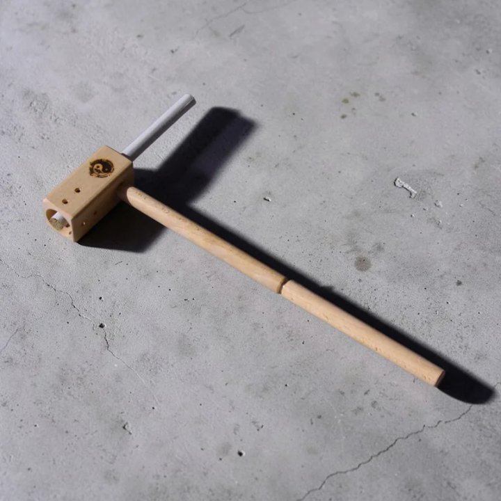 Brûloir pour bâton de moxa R1 montré avec la rallonge montée et avec un bâton à l'intérieur
