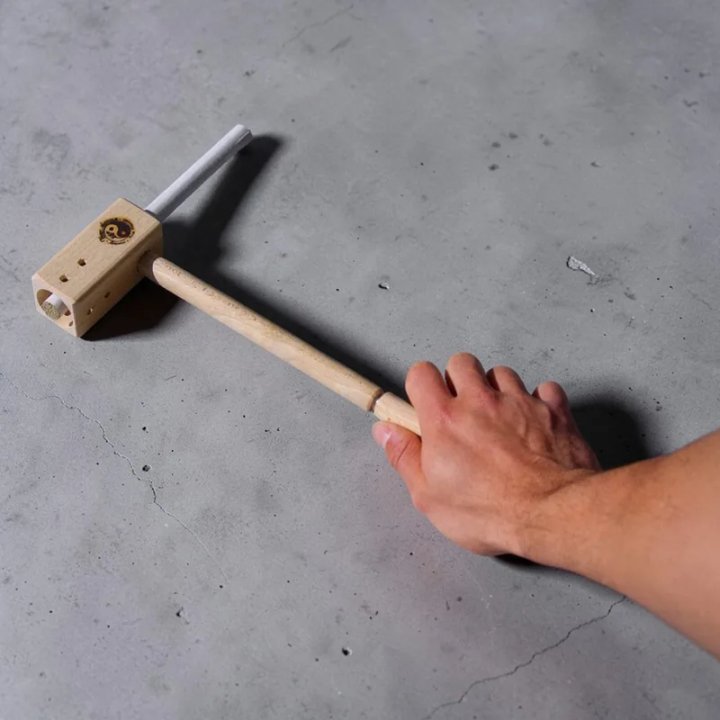 Brûloir pour bâton de moxa R1 montré avec la rallonge montée et avec un bâton à l'intérieur, tenu en main