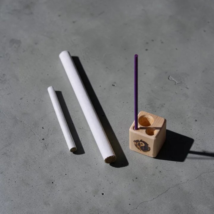 Etouffoir pour bâtons de moxa et encens montré avec bâton de moxa R1, R2 et bâton d'encens à l'intérieur