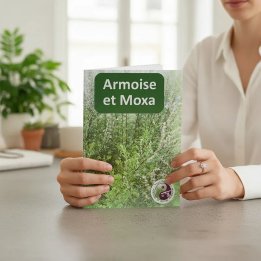 Livret "Armoise et moxa" tenu à la main