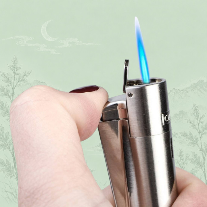 Encendedor soplete Clipper encendido en la mano, llama azul para encender puros y conos de moxa